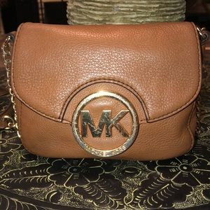 Nice leather crossbody with gold chain and MK logo